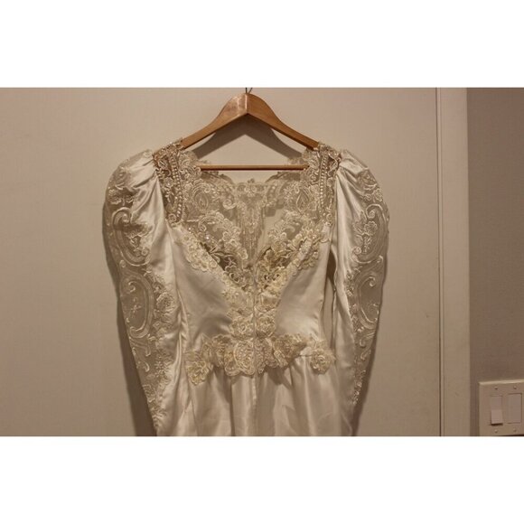Vintage Sating Long Sleeve Embroidered Lace Wedding Gown With Beaded Details & P - Picture 4 of 12